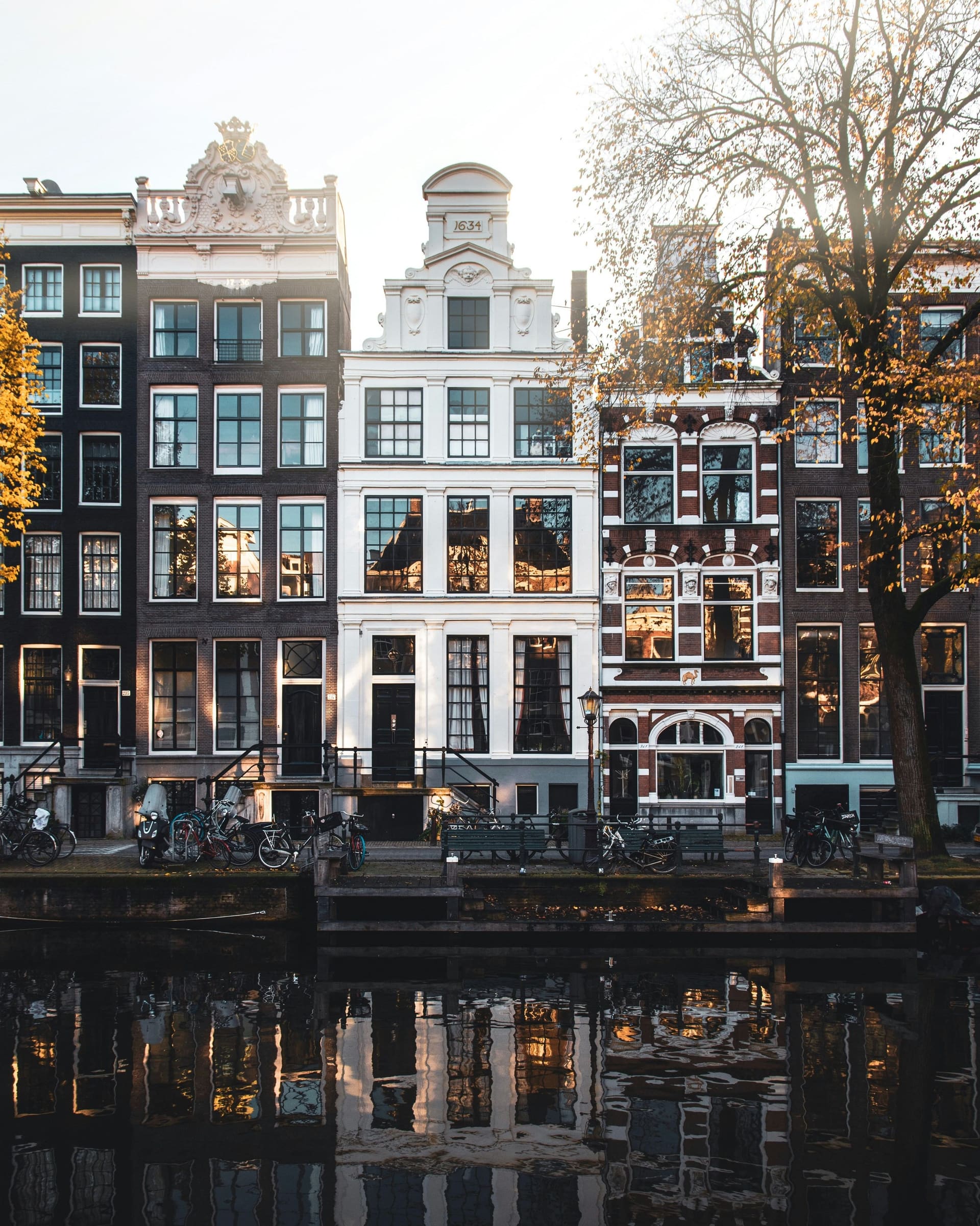 Historische Amsterdamse grachtenpanden in het najaarslicht